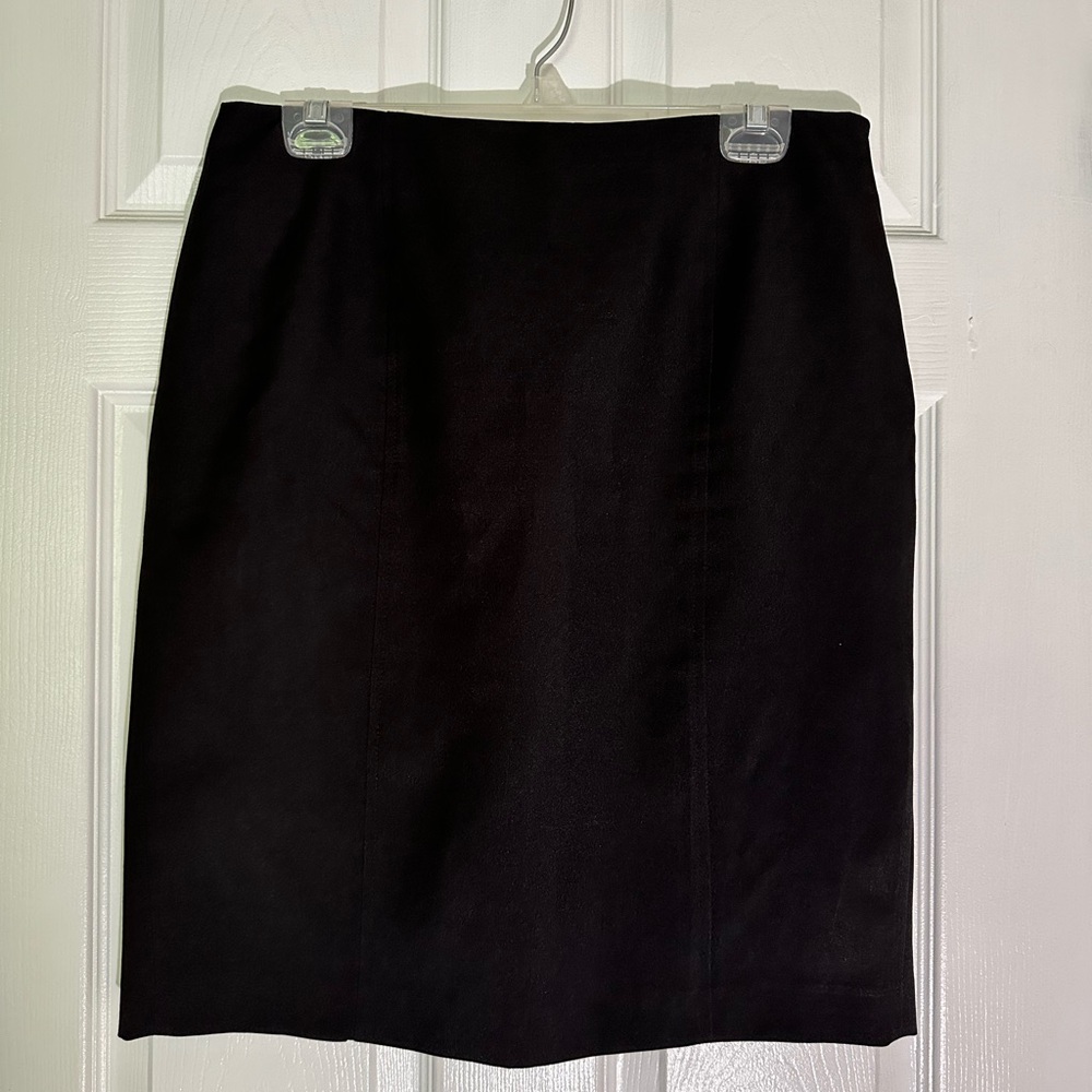 Black skirt w/pleats in back